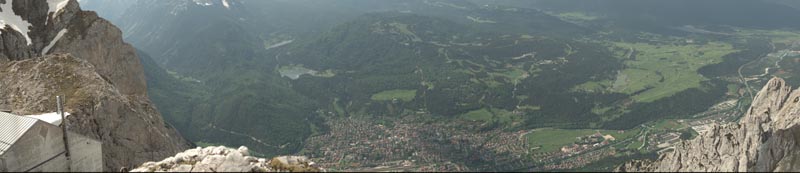 Luftbild von Mittenwald : die Hand zeigt Ihnen die Lage des Hauses Alpenkranz